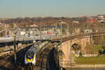 442 815 als MEX 12 Tübingen-Heilbronn am 16.12.2023 auf der Neckarbrücke in Stuttgart-Bad Cannstatt.