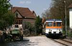 Eng geht es zu in Obergimpern, wenn die Bahn kommt. Der alte VT 26 durchfhrt am 15. April 2009 als SWE 70775 nach Hffenhardt fast in Schrittgeschwindigkeit und in vielen engen Kurven die kleine Ortschaft im Krebsbachtal. Den Haltepunkt wird der Zug in wenigen Metern erreicht haben, er befindet sich mitten in der kleinen Ortschaft.