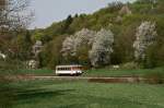 Etwas verloren wirkt der alte Schienenbus der SWEG Waibstadt in der frhlingshaften Landschaft zwischen Obergimpern und Untergimpern. Die Aufnahme entstand am 15. April 2009, der VT 26 war unterwegs als SWE 70776 nach Neckarbischofsheim Nordbahnhof.