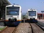 Zwei Regioshuttle der SWEG in Breisach. Links Breisgau-S-Bahn nach Freiburg, rechts RB nach Riegel(Kaiserstuhl) DB. (Ende August 2005)