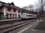 Der SWEG VT 125 der Achertalbahn steht am Mittag des 20.01.12 nach der Ankunft aus Achern am Bahnsteig seines Heimatbahnhofes Ottenhfen im Schwarzwald.