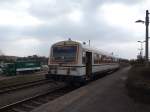 Der VT 125 der SWEG Ottenhfen ist mit der ersten Zugleistung des Nachmittages im Bahnhof Achern angekommen.Bevor er sich wieder auf den Rckweg macht,sieht man im Vordergrund einen Gterzug,welcher