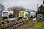 Rushhour in Gottenheim Bf. an der KBS 729: VT 016 ( 95 80 0650 043-2 D-BSB ) begegnet auf der Fahrt von Freiburg Hbf nach Breisach dem in Gegenrichtung verkehrenden VT 019 ( 95 80 0650 046-5 D-BSB ).Der auf Gleis 3 wartende VT 502 ( 95 80 0650 596-9 D-SWEG ) der SWEG verbindet die KBS 729 ab Gottenheim mit der Kaiserstuhlbahn in Richtung Endingen a.K. Die Aufnahme entstand am 14.12.2013 vom Park&Ride-Parkplatz des Bahnhof Gottenheim