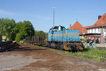 Die Gmeinder-Lok V 102 hat im Bahnhof Breisach zwei leere Holzwagen an der Ladestraße bereitgestellt.