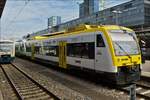 . In Freiburg  ist Diesel Triebwagen  des SWEG soeben in den Bahnhof eingefahren. 05.09.2017  (Hans)