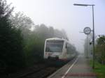 VT 513 der OSB tauch am Morgen des 12.8.07 in Loburg-rodt aus dem Nebel auf.