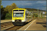 Von der Sonne angestrahlt erreicht der im neuen Landesdesign gestaltete VT 233 der SWEG am 03.10.2023 den Bahnhof Immendingen.