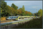 622 463 der SWEG kreuzt am 07.10.2023 im Bahnhof Überlingen Therme mit dem SVG-Freizeitexpress.