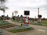 Bahnübergang Söllingen am 16. März 2008. Der Übergang ist seit Juli 1998 stillgelegt. Im Hintergrund ein eingezäunter Bereich wo früher Waggons für die Royal Canadian Air Force für den benachbarten Militärflughafen (heute: Baden Airport) abgestellt wurden. Seit deren Abzug 1993 ist hier nix mehr los. Gelegentlich werden noch Waggons bis kurz vor den Bahnübergang abgestellt.