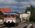 Pause in Hffenhardt: Der alte Schienenbus hat einen 20-mintigen Aufenthalt, bevor er als SWE 70774 zurck nach Neckarbischofsheim Nord fahren wird, 02.05.08.