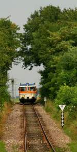 VT27 donnert mit dem letzten Zug des Tages auf der Strecke Neckarbischofsheim Nord---Hffenhradt in den Bahnhof Siegelsbach ein.