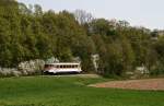 Leicht versptet rollt der 1962 gebaute MAN VT 26 der SWEG Waibstadt am 15. April 2009 als SWE 70776 von Hffenhardt nach Neckarbischofsheim Nordbahnhof zwischen den Ortschaften Obergimpern und Untergimpern seinem Ziel entgegen.