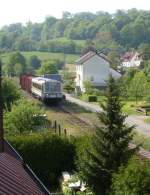 SWEG VT 120 am 26.05.05 in Untergimpern mit Holz beladenen Güterwagen.