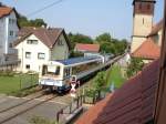 SWEG VT121+VT122 am 06.09.2005 in Untergimpern in Richtung Neckarbischofsheim fahrend.
Zuvor hatten die beiden Triebwägen ein Güterzug mit 11 beladenen Panzerwagen nach Siegelsbach zum Militärdepot gebracht.