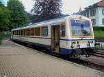 SWEG VT 125 der Achertalbahn steht am Nachmittag des 27.05.2011 vor dem Bahnhofsgebude seines Heimatbahnhofes Ottenhfen im Schwarzwald.Er wird demnchst wieder nach Achern fahren und von dort wieder