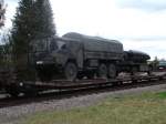 Am 05.April 06 stand unter anderem in Neckarbischofsheim Stadt auf der SWEG-Strecke Meckesheim-Aglasterhausen-Hüffenhardt, dieser Flachwaggon mit einem Militär LKW für das BW-Depot