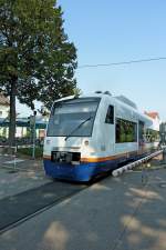 Triebwagen der SWEG an der Halbschrankenanlage in Btzingen, Aug.2012