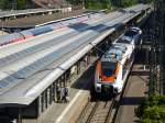 der Triebwagen der Mnstertalbahn im Hauptbahnhof Freiburg/Breisgau, Blick von der Stadtbahnbrcke, Juni 2014