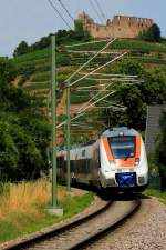 Unterhalb der Burg Staufen fährt der ET 150 der Münstertalbahn am 17.07.2015 in Richtung Münstertal
