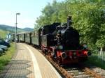 Lok 28 und V70 in Oberharmersbach - Dorf (17.08.2008)        -->Das Bild stammt noch aus meiner Anfangszeit der Eisenbahnfotografie, daher noch ein paar  Fehler  vorhanden.