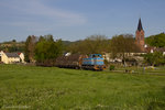 Der Kaiserstühler Güterzug mit SWEG V 102 fuhr am Morgen des 06.05.2016 mit vier Wagen gen Breisach. Hier zu sehen vor der Kulisse der evangelischen Kirche in Bötzingen.