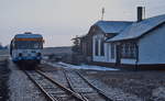 Fotohalt und Scheinanfahrt für den einzigen Fahrgast: An diesem Samstagmorgen im Februar 1985 wartete kein Fahrgast im einsam gelegenen Bahnhof Oppingen auf den T 31 der Schmalspurbahn Amstetten - Laichingen und der Zug hätte durchfahren können. Doch der freundliche Triebwagenführer bot mir an, auszusteigen und zum Bahnübergang vorzulaufen, um den Triebwagen bei der Ausfahrt aufzunehmen. Welcher Eisenbahnfreund hätte (trotz der ungünstigen Lichtverhältnisse) da  Nein  gesagt? Die 5,73 km lange Strecke von Amstetten bis Oppingen blieb erhalten, die restlichen 13,2 km nach Laichingen wurden leider schon 1985 abgebaut.