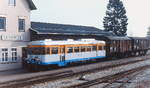 T 31 der Schmalspurbahn Amstetten - Laichingen rangiert im Februar 1985 zwei Güterwagen im Endbahnhof Laichingen an ihre Bestimmungsposition. Wie zum Hohn ist das Plakat zum 150-jährigen Jubiläum der deutschen Eisenbahnen am Triebwagen angebracht, denn das Jahresende sollte diese Bahn nicht mehr erleben...