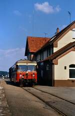 Wenn der politische Wille dagewesen wäre, würden hier noch Züge fahren... 
Schienenbus T 24 der Unteren Kochertalbahn im Bahnhof Neuenstadt, es war der 27.08.1985.