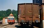 Und nun schnell in den Zug der WEG nach Gaildorf einsteigen! Das war am 29.08.1985 noch Wirklichkeit, der Zug wartet auf einige wenige Fahrgäste im Bahnhof Untergröningen.