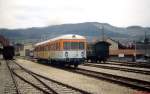 VT 403 der WEG verläßt am 28.02.1992 den Bahnhof Neuffen.