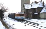 Mit einem Güterzug in Richtung Vaihingen/Enz DB steht VT 04 der WEG im Februar 1992 im Bahnhof Vaihingen/Enz Stadt