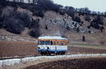 Neben dem planmäßigen (und einzigen) Personenzugpaar verkehrte an diesem Samstagvormittag im Februar 1985 auf der Schmalspurbahn Amstetten - Laichingen auch ein Sonderzug für Stuttgarter Straßenbahnfreunde, hier kurz nach dem Verlassen von Amstetten