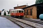 WEG-Nebenbahn Vaihingen/Enz-Enzweihingen: Schienenbus T04 neben dem Fahrzeugdepot Enzweihingen. Das Gebäude ist noch vorhanden.
Datum: 06.09.1984