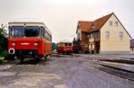 WEG-Nebenbahn Vaihingen/Enz-Enzweihingen, Bahnhof Enzweihingen: Vorne VS 208 , dahinter vor dem Bahnhofsgebäude der berühmte Schienenbus T04.
Datum: 06.09.1984