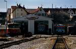 Das war das Depot von Laichingen der WEG-Bahnlinie Amstetten-Laichingen mit einer Spurweite von 1000 mm. Wer hier nun 2023 läuft und sich fragt, wo die Schienen und Gebäude sind, wird sich vielleicht vorstellen, dass es dort nie eine Eisenbahn gegeben haben könne.
V.l.n.r.: Der auf 1000 mm umgebaute Schienenbus, daneben WEG T30 und T31.
Datum: 01.04.1985 