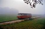 Nebel und Bahn leben hier in einer Symbiose: Am 02.11.1984 war der auf 1000 mm Spurweite umgebaute Schienenbus auf der WEG-Nebenbahn Amstetten-Laichingen im Nebel unterwegs.  