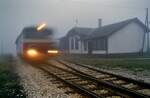 Ein Schienenbus im Nebel auf der Alb....Nun fährt er....
Was soll ich sonst dazu noch schreiben? Dass dieser Eindruck etwas Zeitloses hatte?
Am 02.11.1984 war ein Schienenbus auf der WEG-Nebenbahn Amstetten-Laichingen unterwegs, und 
der Bahnhof Oppingen war genau da Bahnhof durch und durch.