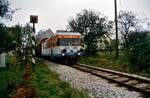 Ein kleiner Zug der WEG-Nebenbahn Amstetten-Laichingen mit Fuchs-Schienenbus T 31 (von 1956) als Schlepptriebwagen.
