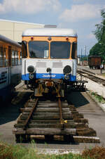 Schmalspurgleise neben Normalspurgleisen (1988 ?): Das fand ich vor dem Lokschuppen der Tälesbahn, welcher auch zugleich als Hauptwerkstätte (und Schrottlagerplatz) für die restlichen Bahnlinien der WEG diente. Dort stand ein viermotoriger Fuchs-Schienenbus der früheren Schmalspurbahn Amstetten-Laichingen zum Verkauf. Nur für ihn wurden neben dem Zielbahnhof der Tälesbahn eigene Schmalspurgleise verlegt. Das Foto legt nahe, dass wir hier den T 30 WEG vor uns haben, der später an die Brohltalbahn verkauft wurde. Neben dem T 30  steht der normalspurige VB 122 WEG.