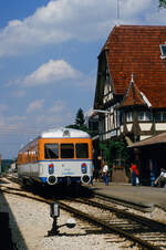 Überzeitliche Schönheit der Tälesbahn (WEG): Ein Esslinger der ersten Serie, VT 403 von 1952 (zuvor T 20 WEG), lässt uns die Würde einer schwäbischen Nebenbahn spüren (1988)