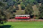 Untere Kochertalbahn (WEG): Ein einzelner Schienenbus fährt am 27.08.1985 entlang der Kocher.