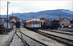 Mit zwei G�terwagen im Schlepp verl�sst der VT 403 am 28.02.1992 den Bahnhof Neuffen. Im Unterschied zum VT 405 besitzt er an der Front 3 Scheiben.