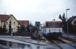 Nachschuss auf den VT 403 der WEG, der am 28.02.1992 aus Linsenhofen ausf�hrt: Damals war der Bahn�bergang noch unbeschrankt