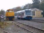 Bahnhof Weissach im Herbst 2005.
Zwar hat der Weissacher Bahnhof kaum noch Bedeutung im Personennahverkehr, jedoch sind hier oft auch exotische Fahrzeuge anzutreffen, die in der Werkstatt gewartet werden. Hier eine Diesellok der BCB neben einem Regioshuttle.