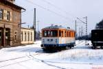 T 04 der WEG steht abfahrbereit vor dem DB-Bahnhofsgebäude Vaihingen/Enz (Februar 1992).