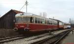 VT 406 der WEG am 28.02.1992 im Bahnhof Neuffen. Der Triebwagen wurde 1958 unter der Fabrik-Nr. 25000 von der Waggonfabrik Esslingen an die Frankfurt-Königsteiner Eisenbahn geliefert und dort als VT 102 eingesetzt. 1989 erwarb die WEG das Fahrzeug.