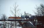 Vor der Kulisse von Schloß Kaltenstein durchfährt der VT 04 der WEG im Februar 1992 Vaihingen (Enz) in Richtung Enzweihingen