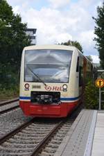 RADOLFZELL am Bodensee (Landkreis Konstanz), 15.09.2017, ein Regioshuttle der HzL als Regionalbahn nach Stockach bei der Ausfahrt aus dem Haltepunkt Radolfzell-Haselbrunn