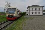 Auf der Fahrt von Mengen nach Radolfzell durchfahren die beiden  seehäsle -Triebwagen 252 und 254 der HzL / SWEG am 08.05.2022 ohne Halt den Bahnhof von Krauchenwies