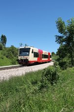 HzL 86330 mit VT 219 in einem Einschnitt bei Burladingen auf dem Weg nach Hechingen bei 30 Grad Sonnenschein und blauem Himmel (23.06.2016)